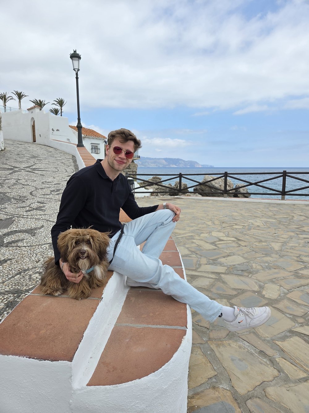 Jonas Melzer mit seinem Hund am Meer